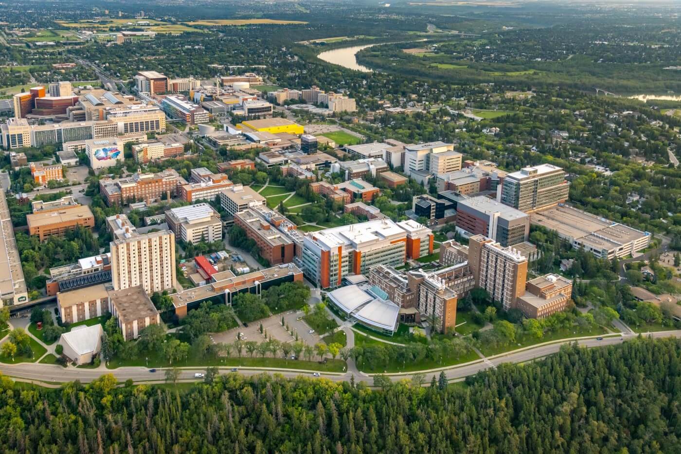 Đại học Alberta có khoảng 40,000 sinh viên đến từ hơn 150 quốc gia.